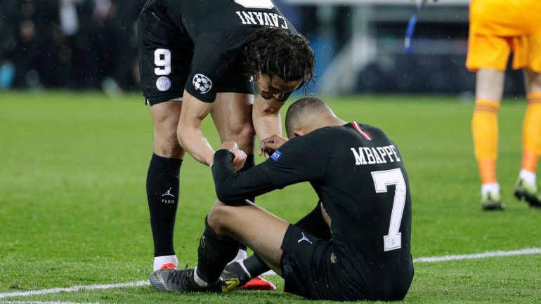 Cavani, que saiu do banco aos 90+5' após o 3-1 do Manchester United, consola Mbappé após a eliminação na Liga dos Campeões