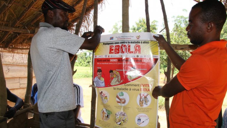&quot;O Ébola é uma doença brutal, provoca medo e o isolamento dos pacientes, famílias e pessoal de ação médica&quot;, afirma a presidente da organização Médicos Sem Fronteiras