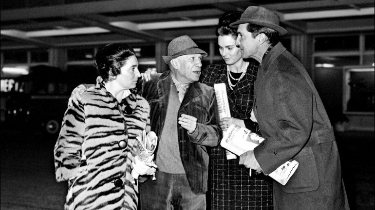 O toureiro e ator Luis Miguel Dominguin e a sua mulher Lucia Bosè recebidos por Pablo Picasso e pela sua mulher, Jaqueline, em dezembro de 1963, no aeroporto de Nice. © LEBOJ/AFP/Getty Images