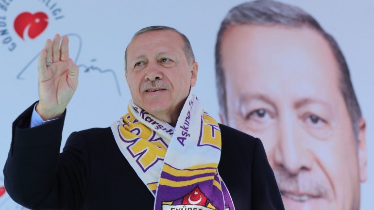 O Presidente turco é regularmente acusado pelos seus opositores de diabolizar os que não votam em si, e de ter polarizado profundamente a Turquia desde a sua chegada ao poder em 2003