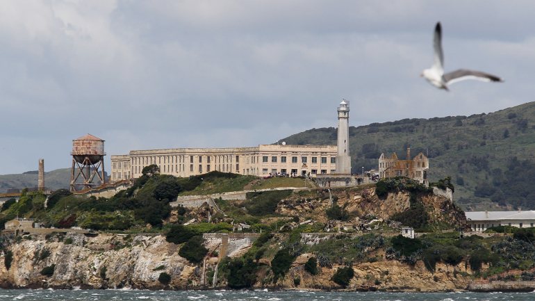 A ilha de Alcatraz situa-se no meio da Baía de São Francisco, Califórnia. Antes de ser transformada em prisão, foi usada como base militar. Hoje é uma atração turística