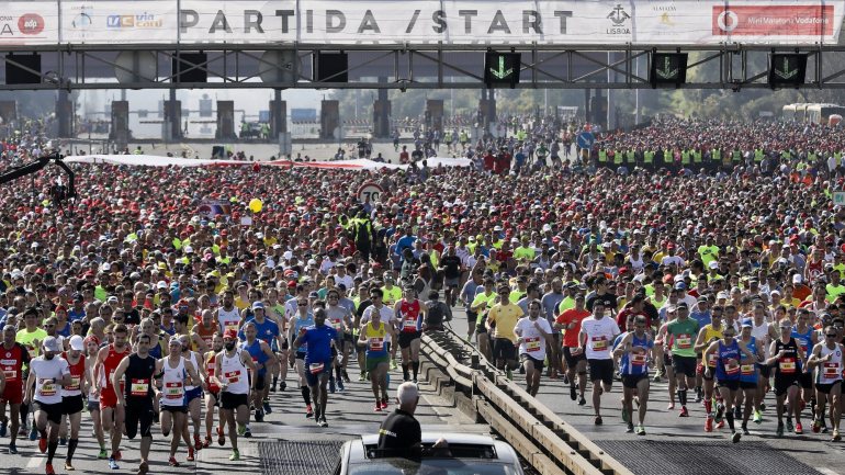 A organização da Meia Maratona espera recuperar o recorde do mundo de 21 km, perdido em outubro de 2018, oferecendo um prémio de 50.000 euros a quem bater o recorde