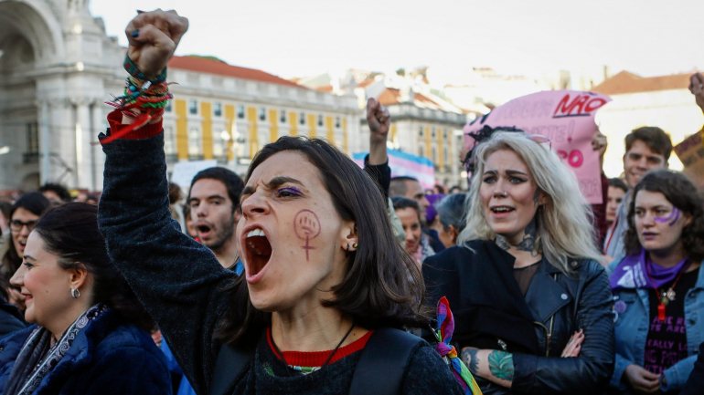Milhares de pessoas concentraram-se esta sexta-feira pelos valores feministas, arrancando numa marcha ruidosa por Lisboa