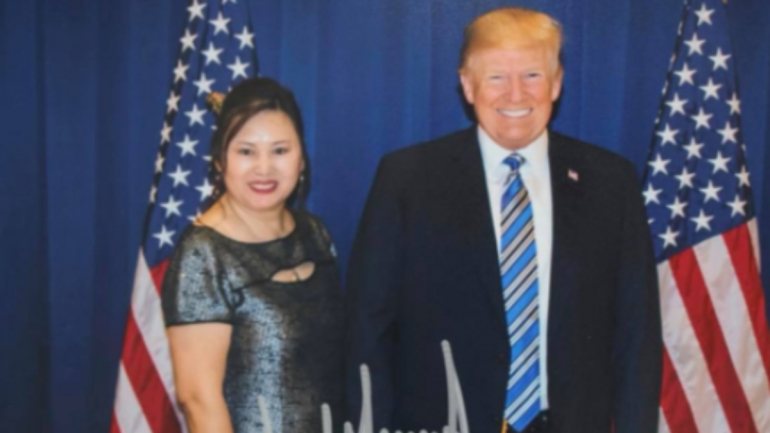 A dona do salão, Li Wang, publicou no Facebook fotografias com o Presidente dos Estados Unidos e com o seu filho.
