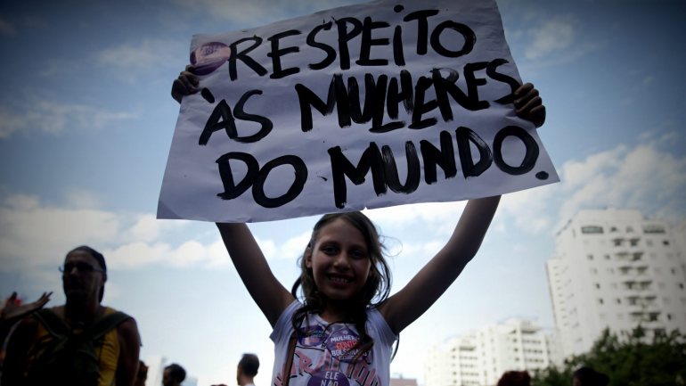 O número de mulheres assassinadas no Brasil caiu 6,7% em 2018, face ao ano anterior, para 4.254 casos, mas mais de 1.100 foram mortas por crimes de género