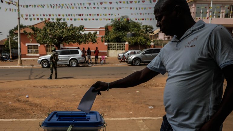 Guineenses votam numa mesa de voto em Bissau para as eleições legislativas na Guiné-Bissau