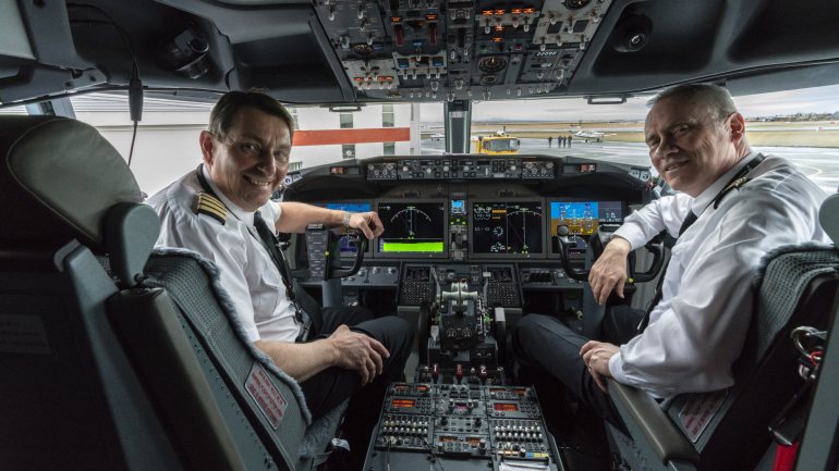 Dois pilotos islandeses, há um ano, no início de uma viagem de celebração da chegada do primeiro Boeing 737 Max 8 à companhia aérea Icelandair