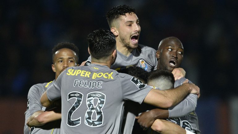 Alex Telles, Soares e Éder Militão festejam golo do empate de Danilo, que marcou o primeiro golo da presente temporada