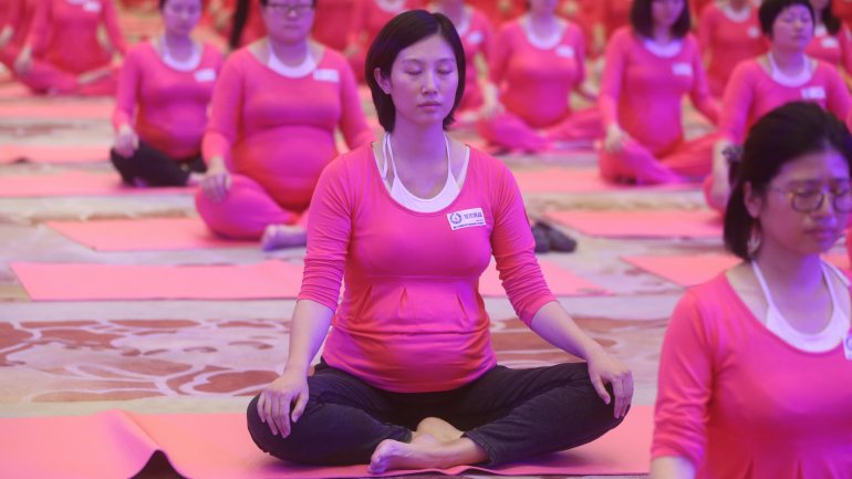 Mulheres grávidas praticam yoga em Pequim