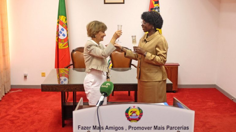 A secretário de Estado dos Negócios Estrangeiros, Teresa Ribeiro (E), brinda com a vice-ministra dos Negócios Estrangeiros e da cooperação de Moçambique, Maria Manuela Lucas (D)