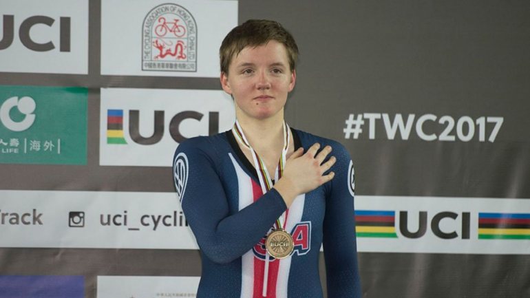 Kelly Catlin a celebrar a medalha de bronze nos mundias de 2017, em Hong Kong