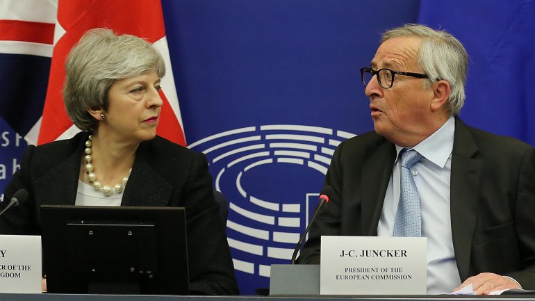 Theresa May e Jean-Claude Juncker anunciaram na noite desta segunda-feira alterações legais ao acordo do Brexit