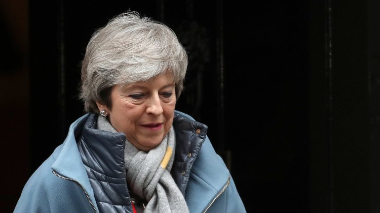 Primeira-ministra britânica à saída de Downing Street na manhã desta terça-feira