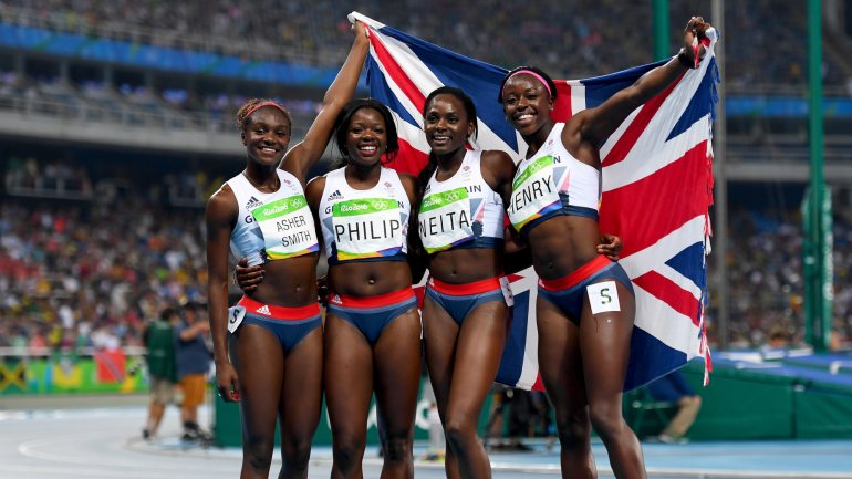 Equipa feminina dos 4 x 100 metros festeja a medalha de bronze nos Jogos do Rio de Janeiro, em 2016