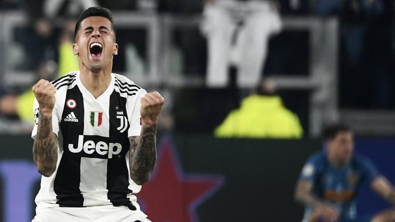 João Cancelo festeja o apuramento frente ao Atl. Madrid: vitória por 3-0 colocou Juventus nos quartos da Champions