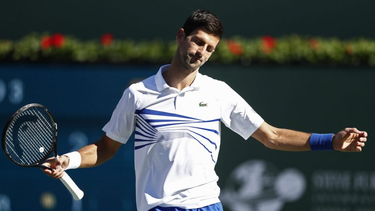 Djokovic, vencedor dos últimos três torneios do 'Grand Slam', perdeu pelos parciais de 6-4 e 6-4