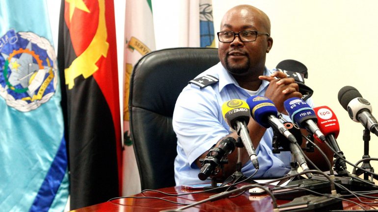 Em conferência de imprensa, o porta-voz do Comando Provincial de Luanda da Polícia angolana, Mateus Rodrigues, afirmou &quot;não haver nada que justifique que um efetivo da polícia devidamente preparado dispare indiscriminadamente contra uma cidadã&quot;