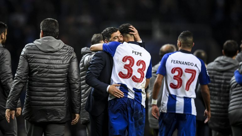 Sérgio Conceição, aqui a comemorar o apuramento com o experiente Pepe, conhece sexta-feira o adversário nos quartos da Champions