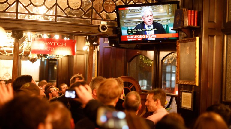 Britânicos num pub assistem à transmissão televisiva de um dos debates desta semana