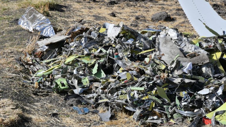 Destroços do voo 302 da Ethiopian Airlines que caiu e vitimou 157 pessoas