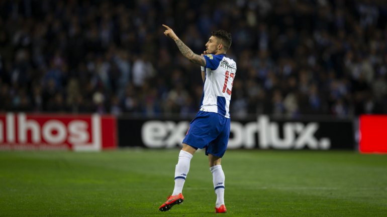 Alex Telles marcou de grande penalidade o primeiro golo do FC Porto na vitória frente ao Marítimo no Dragão