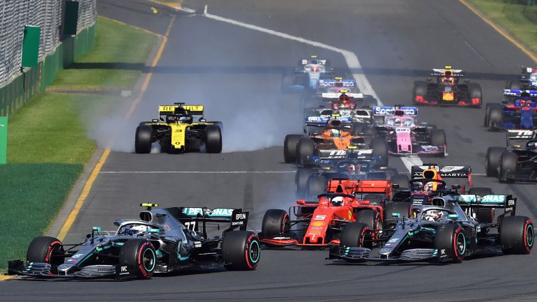 Valtteri Bottas ultrapassou Lewis Hamilton pela parte suja da pista, passou para a frente da prova e assim ficou até ao final