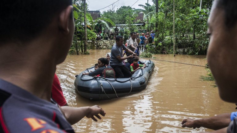 As inundações são comuns durante a estação das chuvas na Indonésia, de outubro a abril