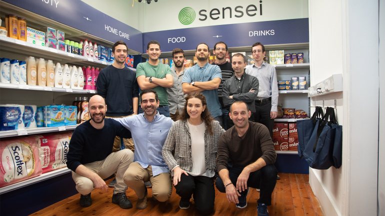 Em baixo, os fundadores da empresa (Nuno Moutinho, Vasco Portugal, Joana Rafael e Paulo Carreia) com a equipa da Sensei na simulação da loja sem caixas para pagar