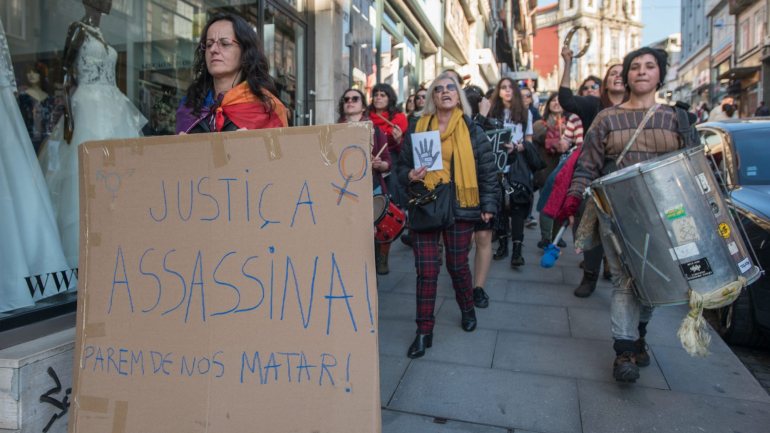 Participantes da manifestação &quot;Parem de nos matar&quot; em homenagem a todas as vítimas de violência doméstica, no Porto