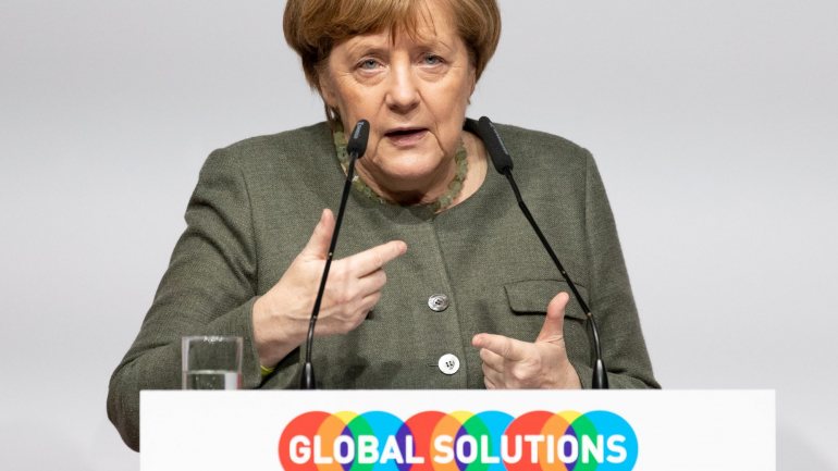 A chanceler alemã, Angela Merkel, garantiu que a União Europeia irá &quot;reagir de forma adequada e em conjunto&quot;