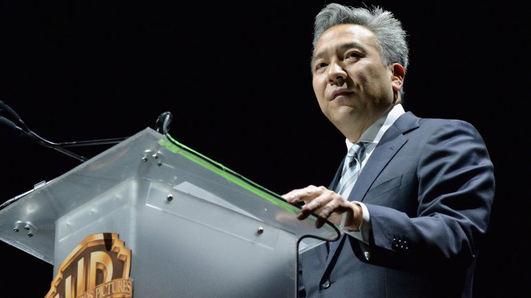 O presidente da Warner Bros, Kevin Tsujihara, fala na CinemaCon, em Las Vegas, em 2014