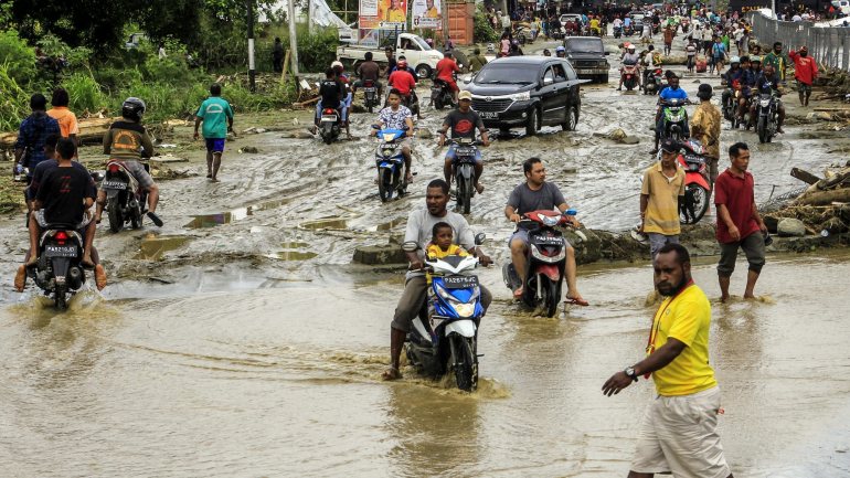 Sete das vítimas morreram num deslizamento de terra na capital provincial Jayapura e o restante nas enchentes que ocorreram na cidade de Sentani