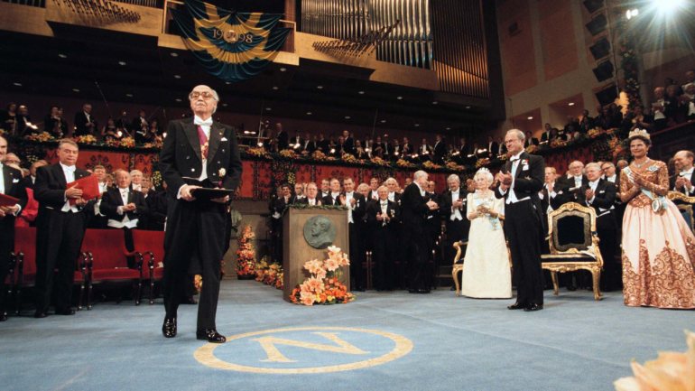José Saramago a receber o Prémio Nobel da Literatura em 1998, vitória celebrada pelo Prémio José Saramago