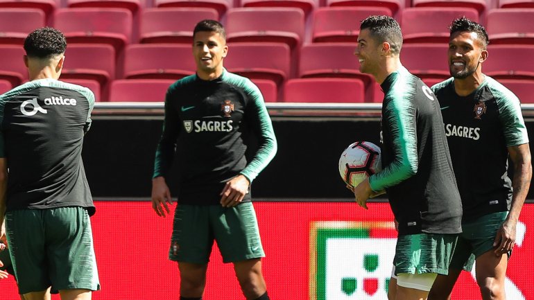 Gonçalo Guedes, com uma gripe, é baixa praticamente certa na seleção portuguesa, enquanto Bruno Fernandes, que foi inicialmente convocado, abandonou mesmo o estágio devido a lesão