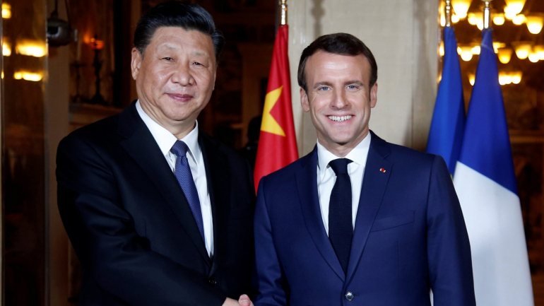 O Presidente francês (à direita) que está a tentar harmonizar a abordagem europeia face à China