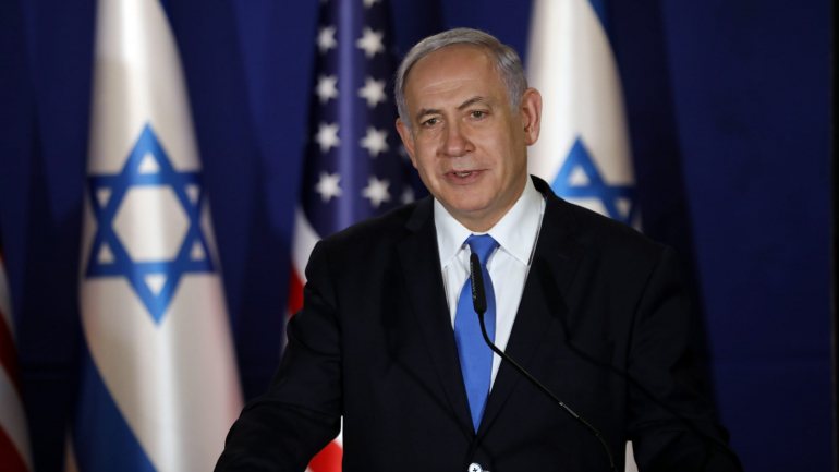 O primeiro-ministro israelita, Benjamin Netanyahu, informou que Israel irá responder com força&quot; ao ataque, que feriu sete pessoas esta manhã