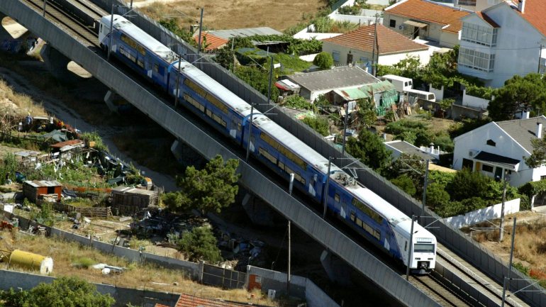 Os comboios da Fertagus fazem a ligação entre as duas margens do Tejo, entre Setúbal e Lisboa