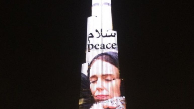 O edifício, localizado no Dubai e com 830 metros de altura, projetou a imagem de Ardern a abraçar um cidadão neozelandês depois do ataque, juntamente com uma palavra: &quot;paz&quot;