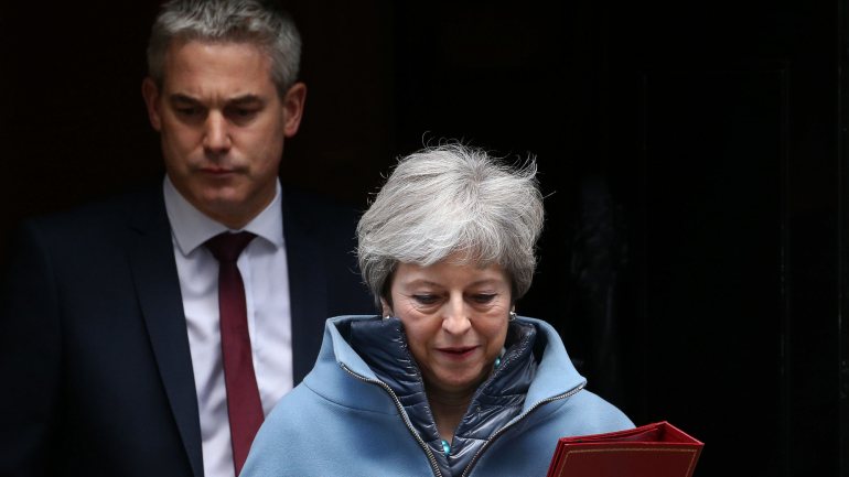 Theresa May à saída de Downing Street com o ministro para o Brexit, Stephen Barclay