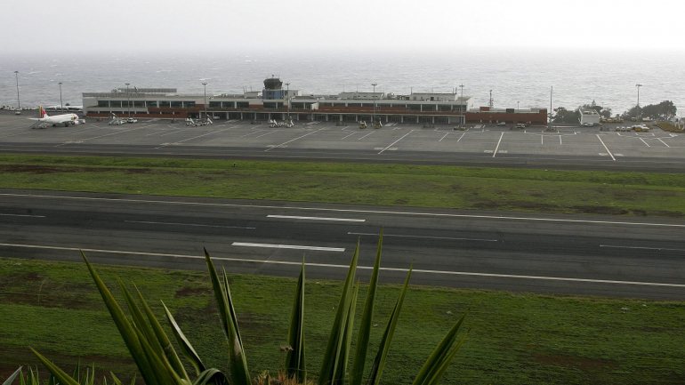 Alguns voos regressaram à origem e outros aterraram no Porto Santo