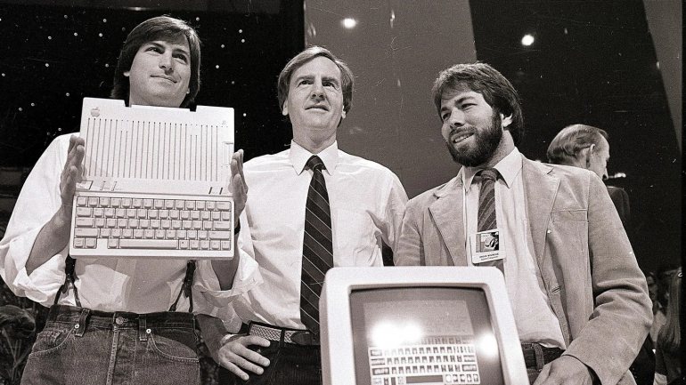 Ronalde Wayne (ao centro) juntou-se a Steve Jobs (esquerda) e a Steve Wozniak. Acabaria a vender a sua parte antes do tempo