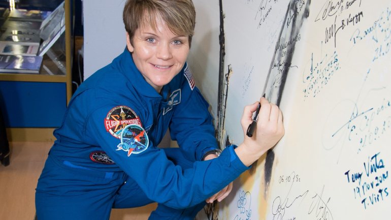 Anne McClain vai ter de adiar a próxima ida ao espaço porque o fato do tamanho que escolheu não é feito a tempo da viagem de 29 de março, com a colega Christina Koch.