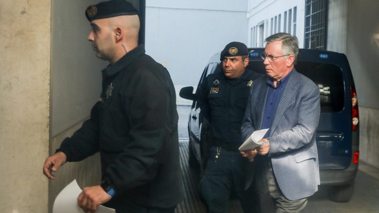 O ex-ministro apresentou-se no dia 16 de janeiro de 2019 pelas 16h45 no estabelecimento de Évora para cumprir a pena de prisão de cinco anos a que foi condenado no processo Face Oculta
