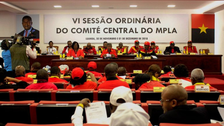 em pano O 7º Congresso tem como fundo a reestruturação da força política no poder em Angola desde a independência, em 1975, e a preparação para as autárquicas