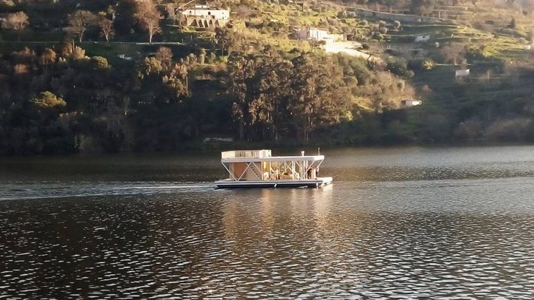 É em Caldas de Aregos, em Resende, que está atracada no rio Douro a Floatwing, uma casa barco inovadora
