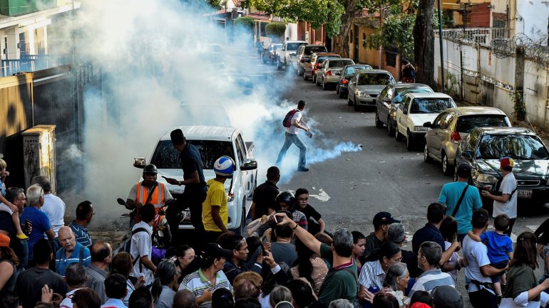 O Governo venezuelano dispersou manifestantes também com recurso a gás lacrimogéneo
