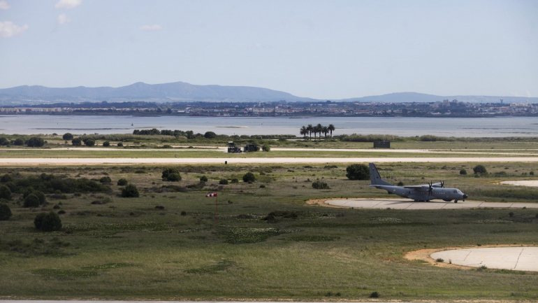 O novo aeroporto, no Montijo, foi alvo de um Estudo de Impacte Ambiental, que deverá ser divulgado na segunda semana de abril