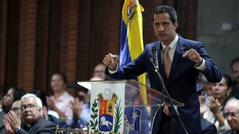O STJ venezuelano ordenou esta segunda-feira o   ordenou à Assembleia Constituinte o levantamento da imunidade parlamentar ao autoproclamado Presidente interino do país, Juan Guaidó