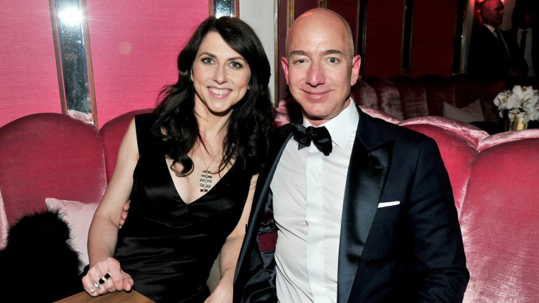 O casal divorciou-se após notícias sobre uma relação extra-conjugal de Jeff Bezos