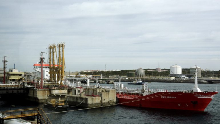 Administração do Porto de Sines já está a recolher o combustível